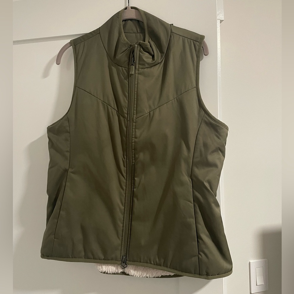 Nike women’s reversible green and white Sherpa vest size small